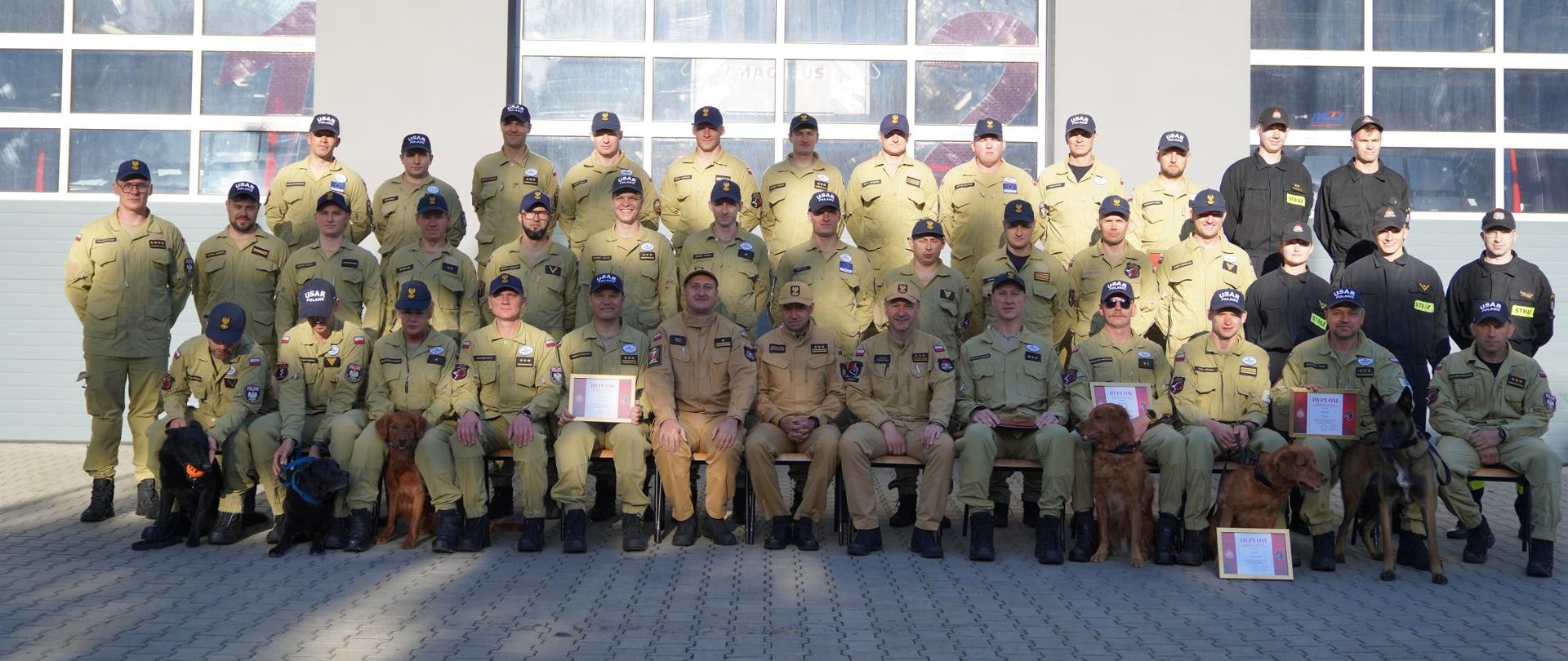 Okolicznościowe zdjęcie grupowe