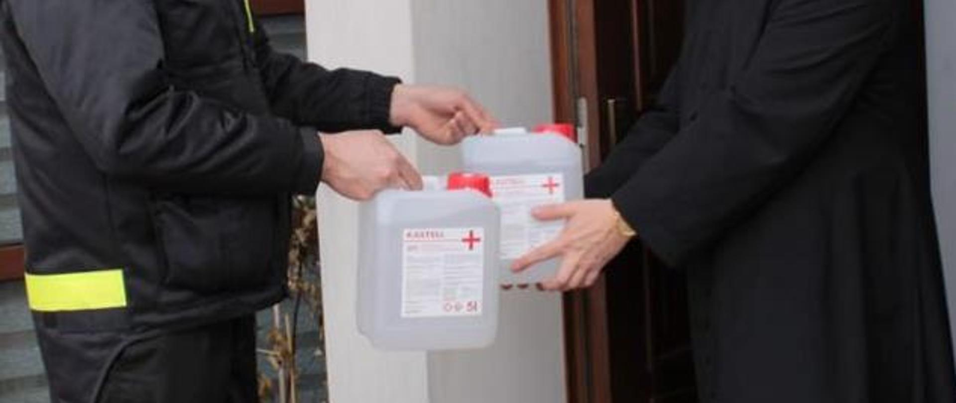 Dystrybucja płynów dezynfekcyjnych na terenie powiatu grajewskiego.(Zdjęcie ma charakter poglądowy)