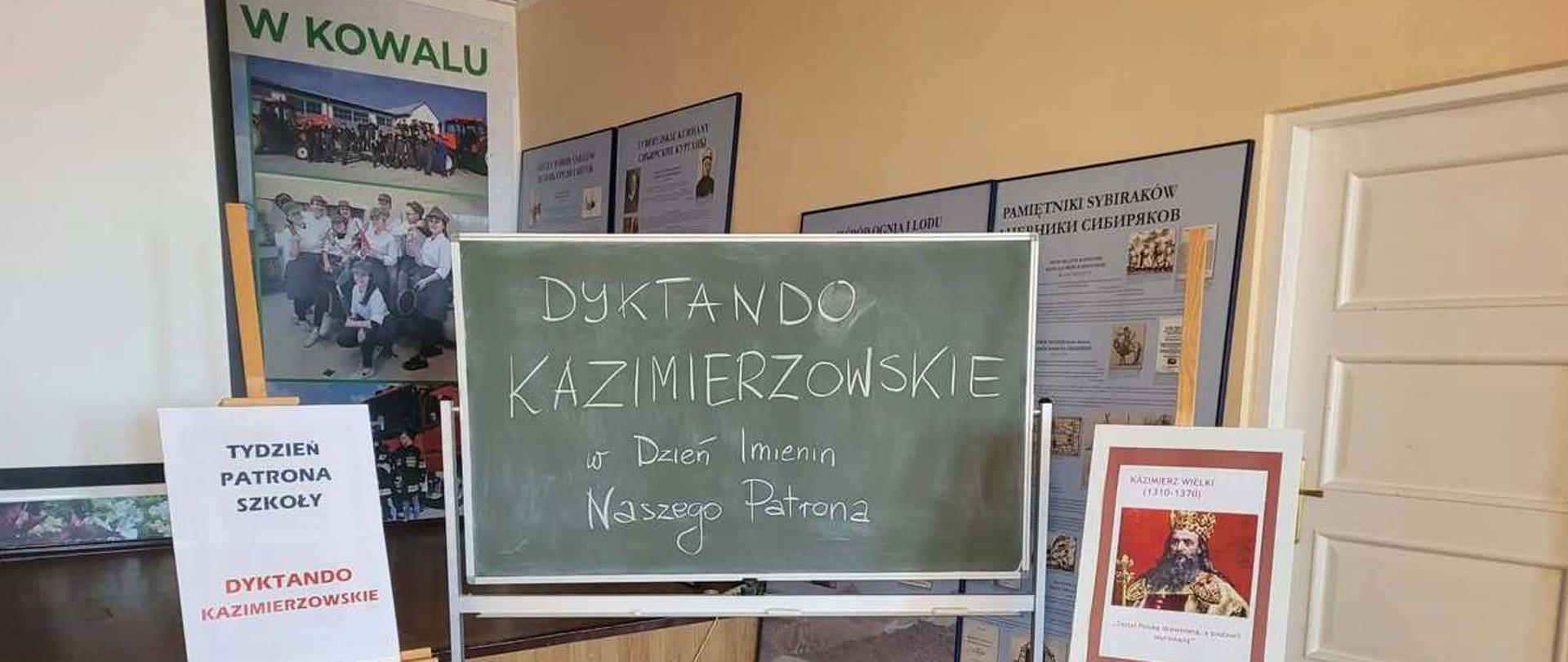 Na zdjęciu widoczne są materiały informacyjne dotyczące obchodów Tygodnia Patrona Szkoły w Kowalu, którym jest Kazimierz Wielki.
Główne informacje zawarte na zdjęciu:
W szkole zorganizowano obchody Tygodnia Patrona, które rozpoczęły się 4 marca, w dzień imienin Kazimierza.
W ramach wydarzeń przeprowadzono Dyktando Kazimierzowskie.
Eksponowane są również informacje dotyczące ""Pamiętników Sybiraków"".
W sali znajduje się portret króla Kazimierza Wielkiego.