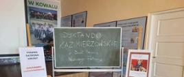 Na zdjęciu widoczne są materiały informacyjne dotyczące obchodów Tygodnia Patrona Szkoły w Kowalu, którym jest Kazimierz Wielki.
Główne informacje zawarte na zdjęciu:
W szkole zorganizowano obchody Tygodnia Patrona, które rozpoczęły się 4 marca, w dzień imienin Kazimierza.
W ramach wydarzeń przeprowadzono Dyktando Kazimierzowskie.
Eksponowane są również informacje dotyczące ""Pamiętników Sybiraków"".
W sali znajduje się portret króla Kazimierza Wielkiego.