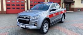 Lekki samochód rozpoznawczo - ratowniczy na podwoziu Isuzu D-Max w kolorze srebrnym na placu Komendy.