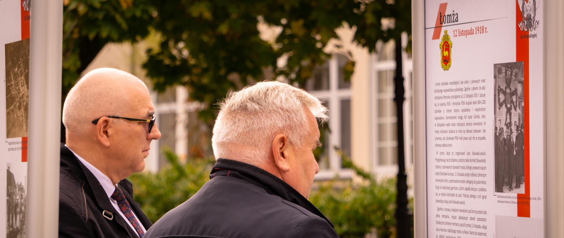 Poseł Kazimierz Gwiazdowski i starosta Lech Szabłowski przy planszy dotyczącej Łomży