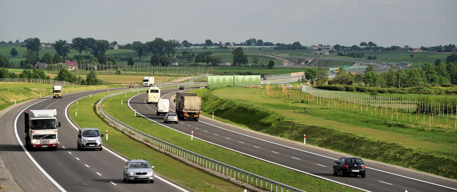 Na zdjęciu ruch pojazdów na drodze ekspresowej S17 w woj. lubelskim