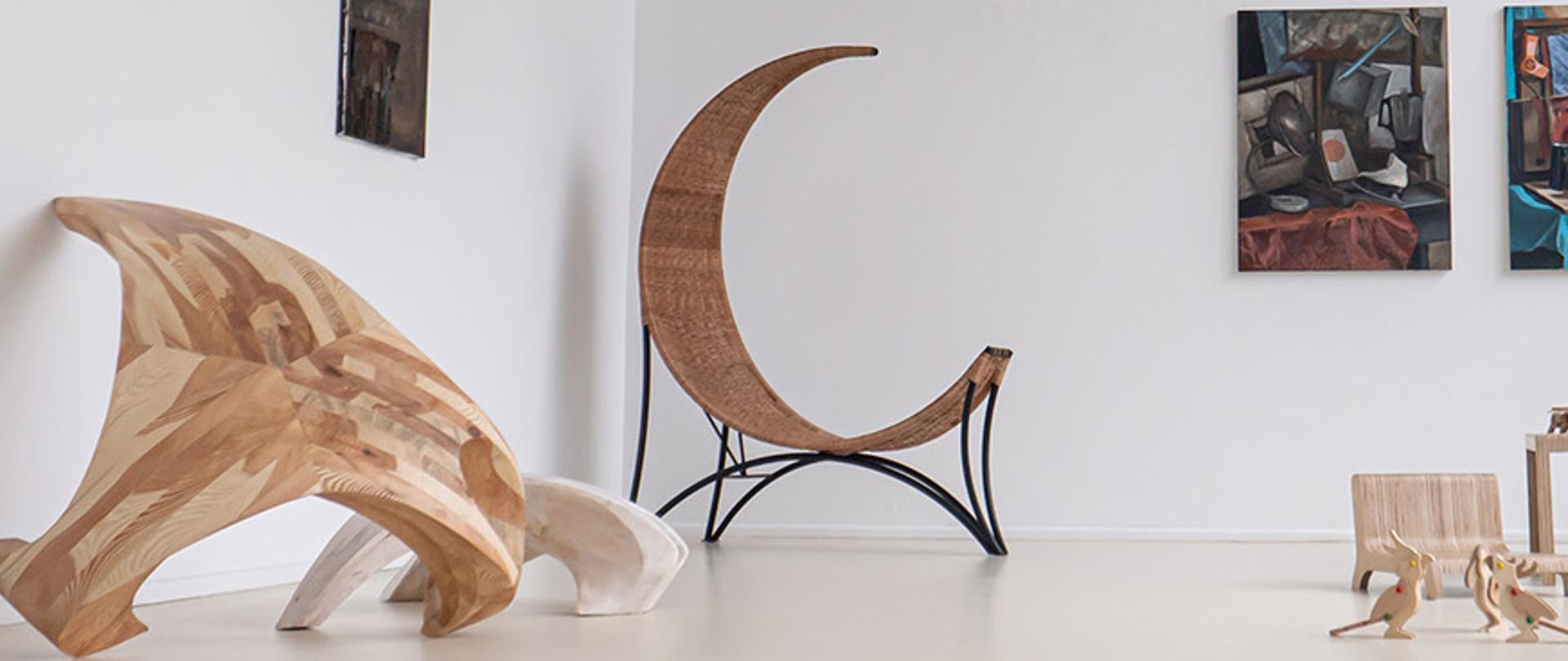 Zdjęcie Małej Galerii w PLSP w Nałęczowie z wyeksponowanymi pracami meblami, rzeźbami oraz obrazami na ścianach