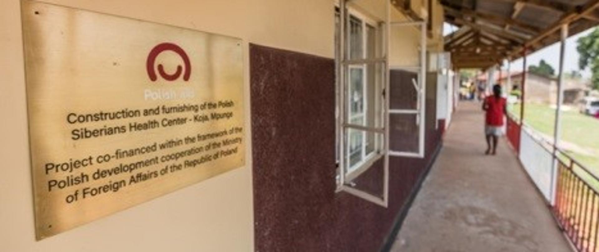 ściana budynku z napisem w języku angielskim