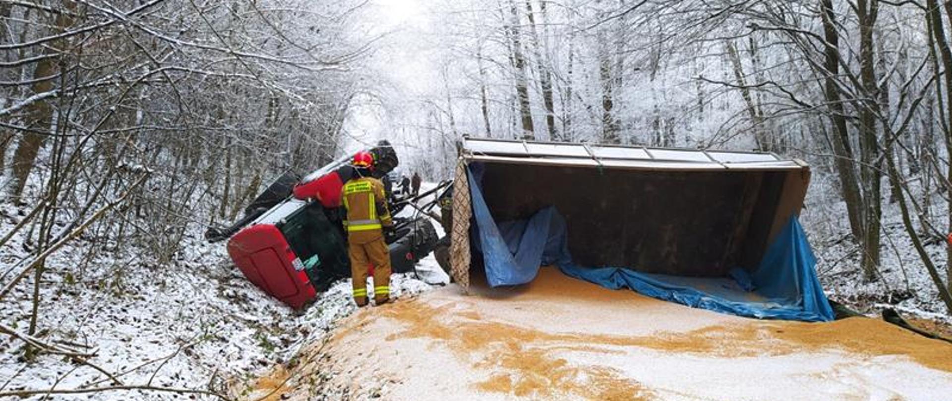 Działania ratownicze przy wypadku ciągnika rolniczego w miejscowości Grzybów.