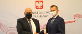 Mariusz Łukasik, zastępca dyrektora Biura Kadr Płac i Budżetu odbiera wyróżnienia za zasługi dla finansów publicznych