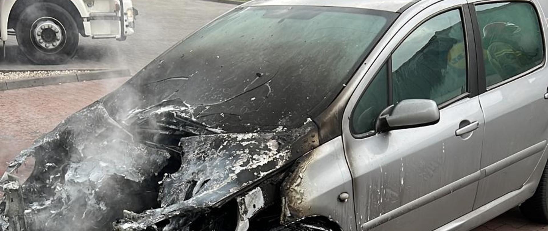 Widać spalony przód samochodu od strony kierowcy