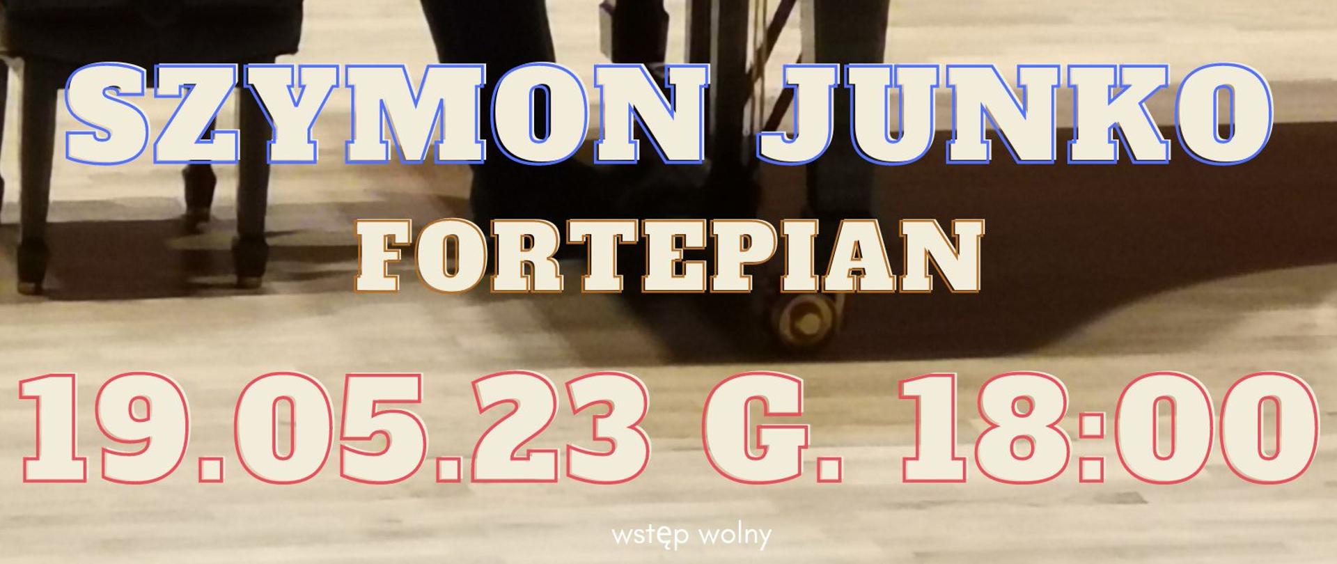 Plakat w pionie informujący o koncercie fortepianowym absolwenta szkoły Szymona Junko. Koncert odbędzie się 19.05.2023roku o godzinie 18.00 w sali koncertowej PSM i stopnia w Giżycku. Na plakacie zdjęcie Szymona przy fortepianie podczas występu . U góry od lewej strony logo Funduszy Europejskich, logo szkoły, flaga Unii Europejskiej.