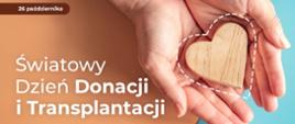 Dłonie trzymające drewniane serce otoczone linią przerywaną