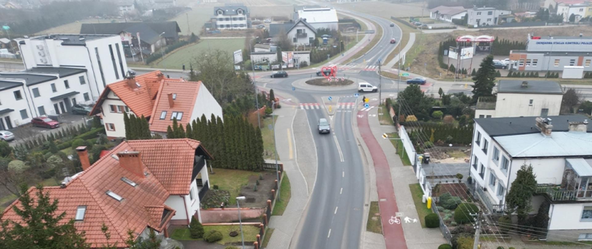 Fragment drogi z lotu ptaka, w oddali widać rondo.