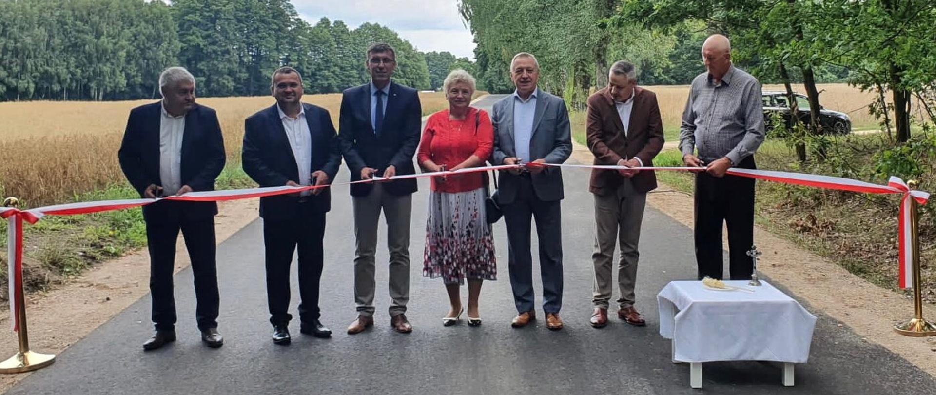 W imieniu Wojewody Mazowieckiego podczas otwarcia przebudowanych dróg gminnych na terenie Gminy Obryte uczestniczył kierownik ostrołęckiej delegatury MUW Marcin Grabowski
