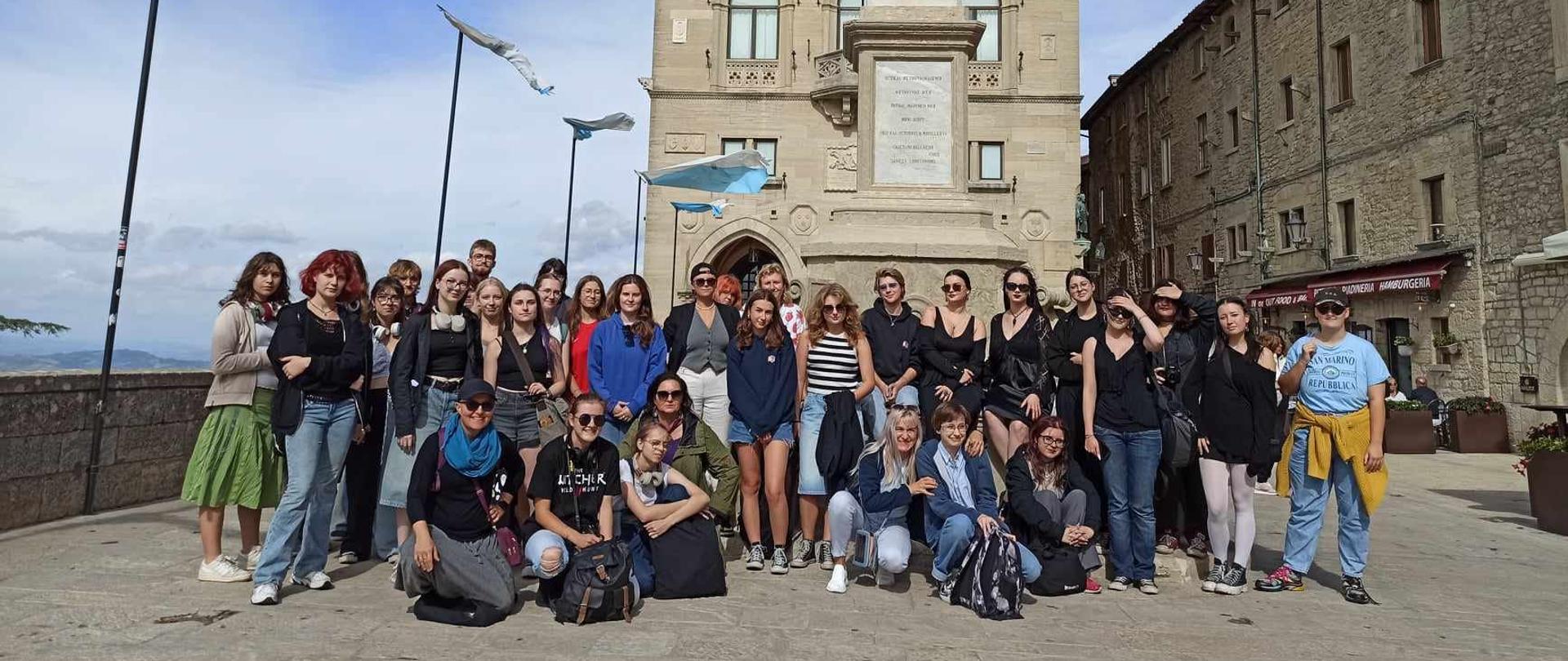 NA zdjęciu uczestnicy pleneru na tle zabytku