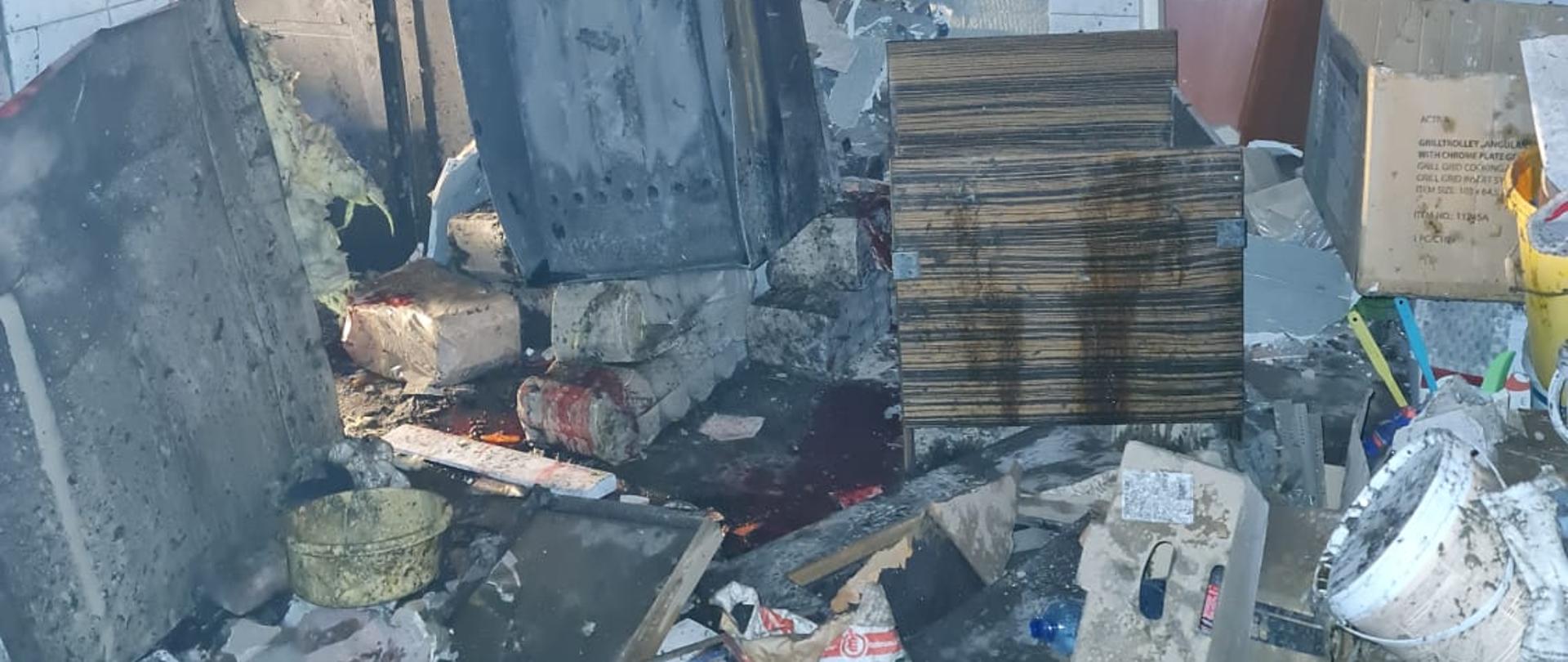 Widać uszkodzony piec oraz elementy wyposażenia