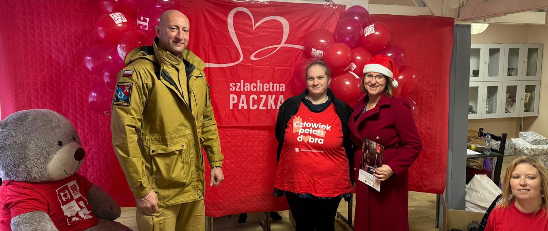 Komendant w centrali Szlachetnej Paczki podczas przekazania prezentów