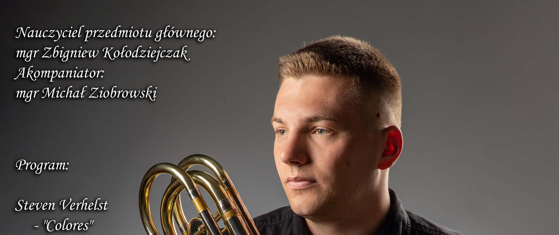 Na zdjęciu uczeń z puzonem w stroju galowym