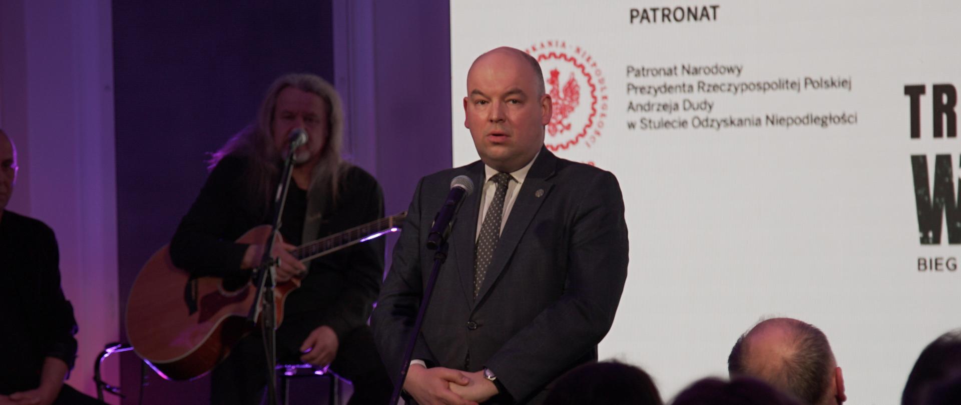 Minister Jan Dziedziczak podczas Gali biegu Tropem Wilczym 