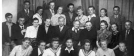 Stare zdjęcie przedstawiające pierwszy rocznik absolwentów szkoły