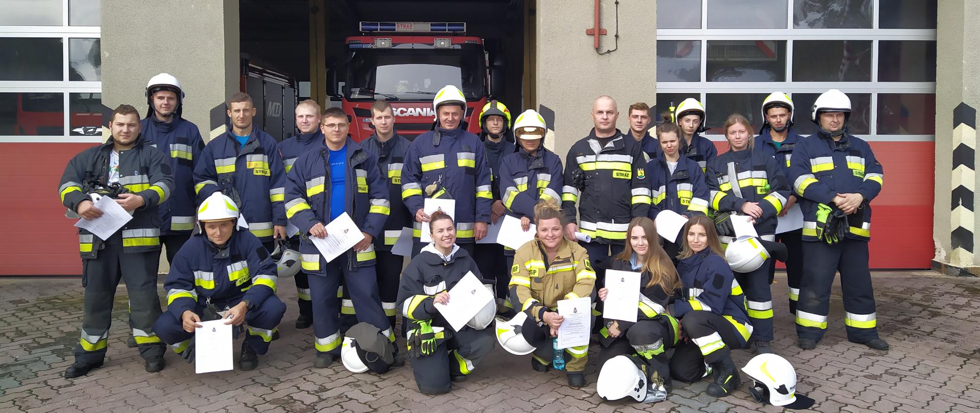 Szkolenie podstawowe strażaków OSP. Zdjęcie grupowe.