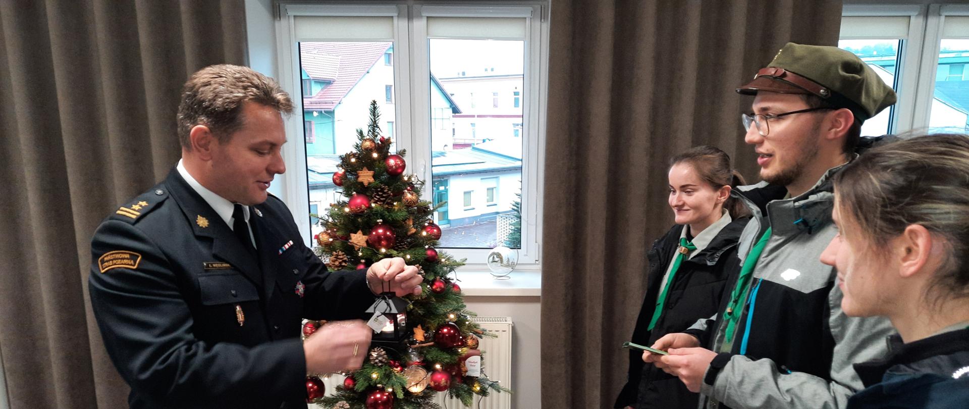 Przekazanie Betlejemskiego Światełka Pokoju od harcerzy dla żywieckich strażaków