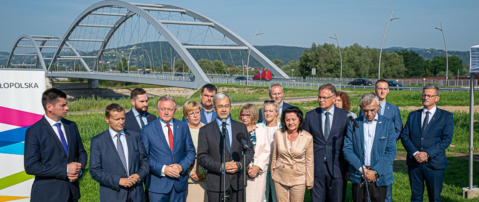 Konferencja prasowa z udziałem Jerzego Kwiecińskiego, ministra inwestycji i rozwoju, w sprawie powstania nowego mostu na Dunajcu w Nowym Sączu, fot. Biuro Prasowe UMWM