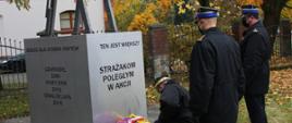 Na zdjęciu delegacja kierownictwa KW PSP pod pomnikiem