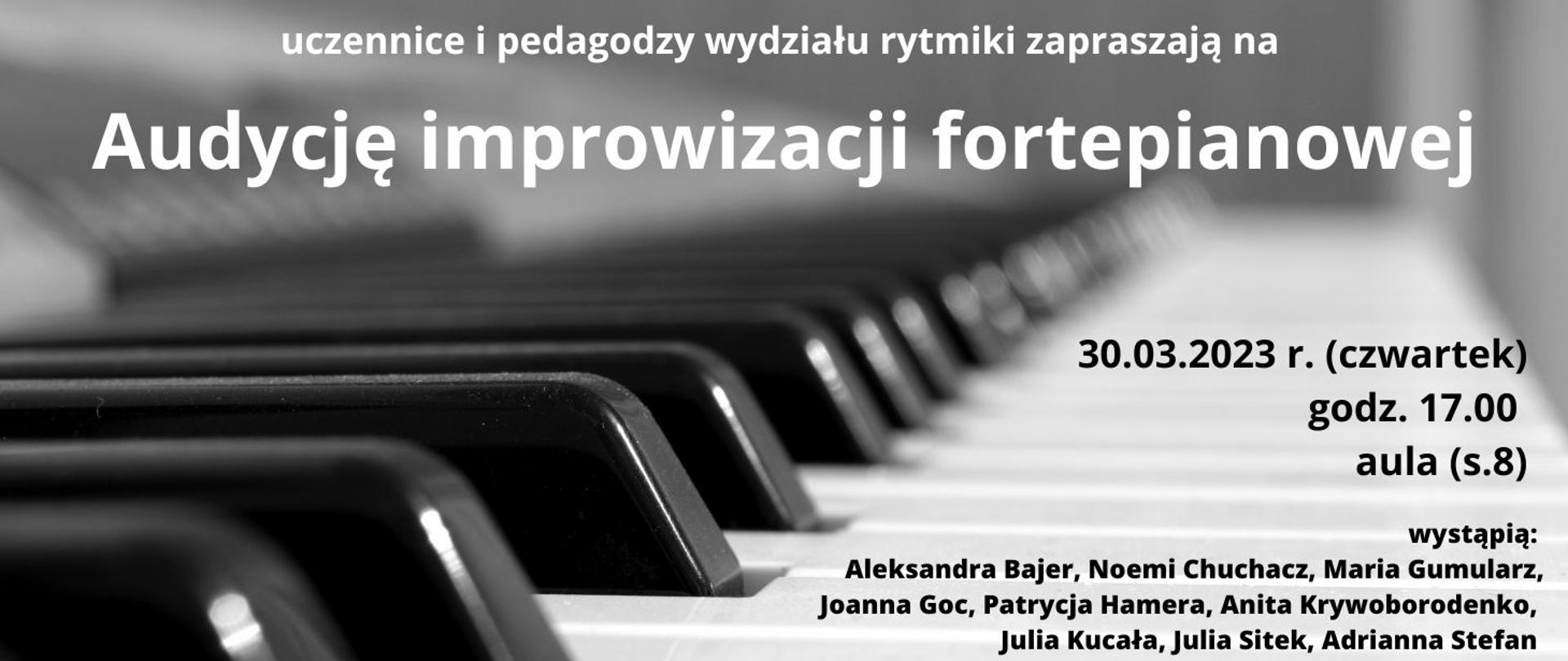 w tle zdjęcie klawiatury fortepianu, na górze biały napis będący zaproszeniem na audycję improwizacji fortepianowej, w górnym prawym rogu czarny napis 30.03.2023, godz. 17.00, aula (s.8) oraz nazwiska wykonawczyń
