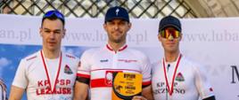 Zdjęcie przedstawia finalistów zawodów kolarskich. 