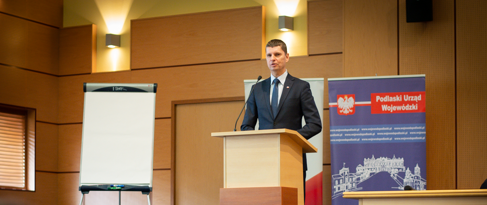 Minister Edukacji Narodowej, Dariusz Piontkowski stoi przy mównicy
