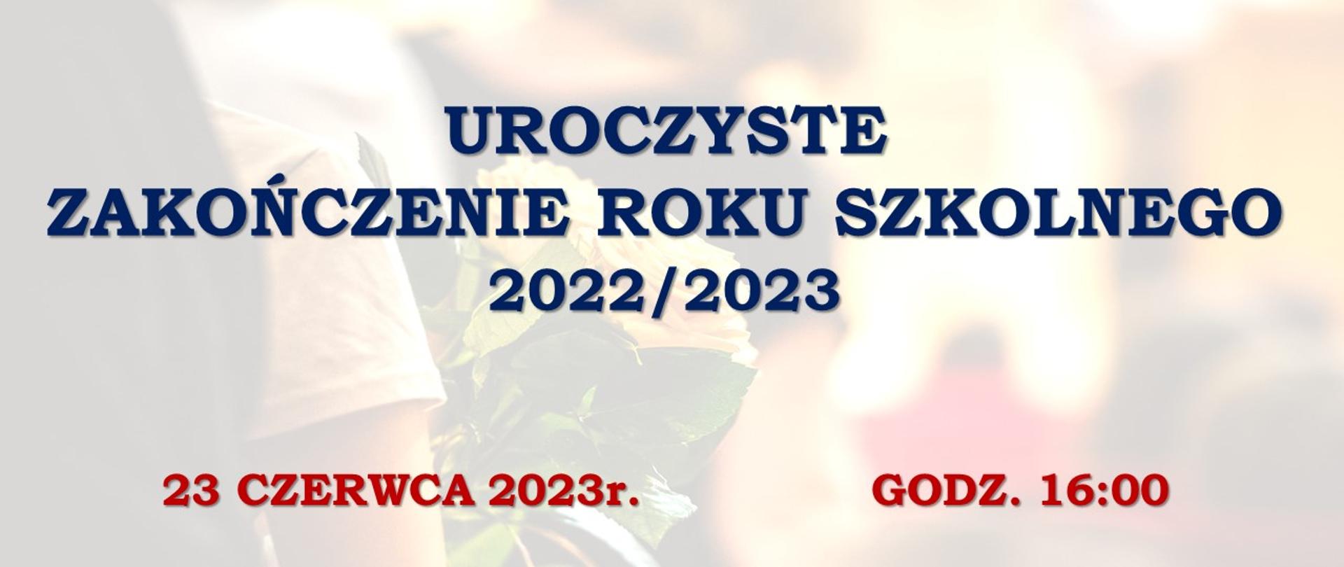 Plakat z wydarzeniem - uroczystym zakończeniem roku szkolnego 2022/2023, które odbędzie się 23 czerwca 2023r. o godz. 16:00 w auli szkoły, na plakacie umieszczono napisy w kolorze niebieskim a datę i godzinę w kolorze czerwonym, w tle zdjęcie ręki chłopca trzymającego białą różę 