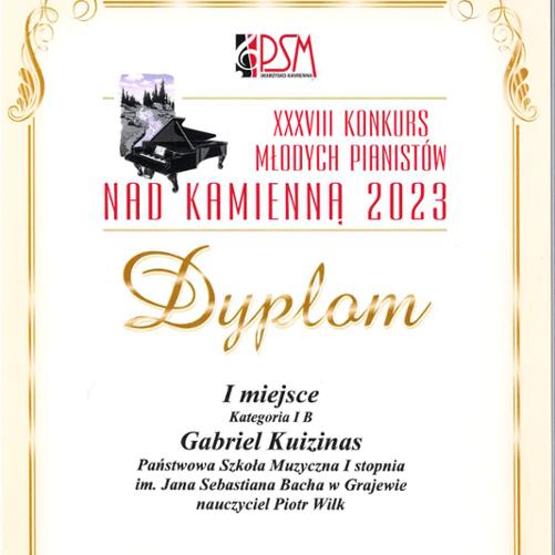 Dyplom na białym tle z grafiką fortepianu. Na górze napis czerwonymi literami "XXXVIII konkurs młodych pianistów nad Kamienną. Na środku złoty napis "dyplom", poniżej "I miejsce, kategoria I B, Gabriel Kuizinas, Państwowa Szkoła Muzyczna I stopnia im. Jana Sebastiana Bacha w Grajewie, nauczyciel Piotr Wilk.