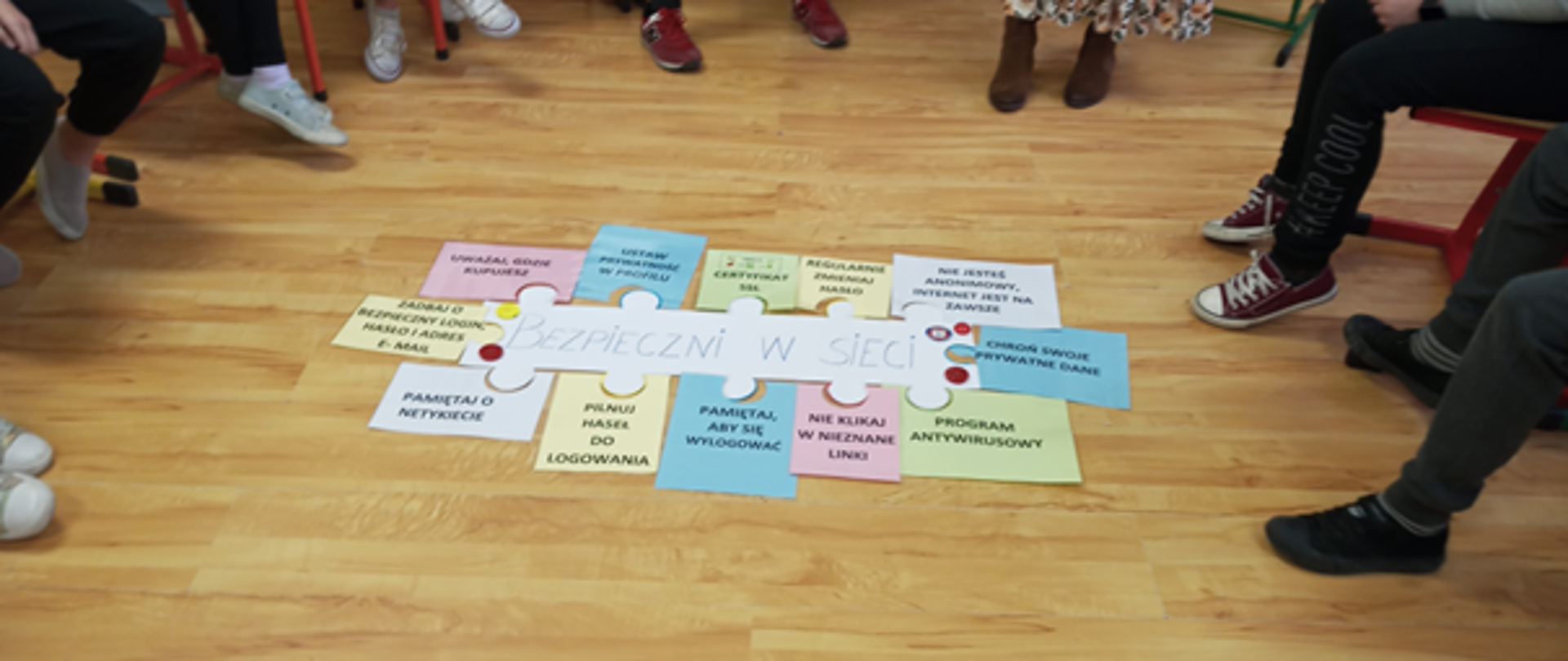 Plansza przygotowana przez uczniów klasy 4 Szkoły Podstawowej w Radominie w ramach programu profilaktycznego "DziałaMY"