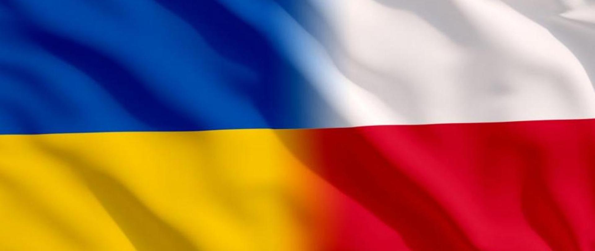 Flaga na Polski i Ukrainy symbolizująca wsparcie dla ukraińskich strażaków. 