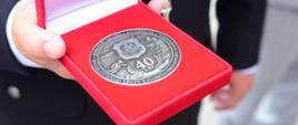 Pamiątkowy medal jubileuszowy z okazji 40-lecia Specjalistycznej Grupy Ratownictwa Wodno-Nurkowego „Łomża”, symbolizujący wieloletnią służbę, profesjonalizm oraz zaangażowanie ratowników w zapewnianie bezpieczeństwa na wodach regionu
