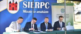 Sławomir Mazurek, zastępca prezesa zarządu NFOŚiGW. Podpisanie umowy z beneficjentem w Sierpcu. Zdjęcie grupowe.