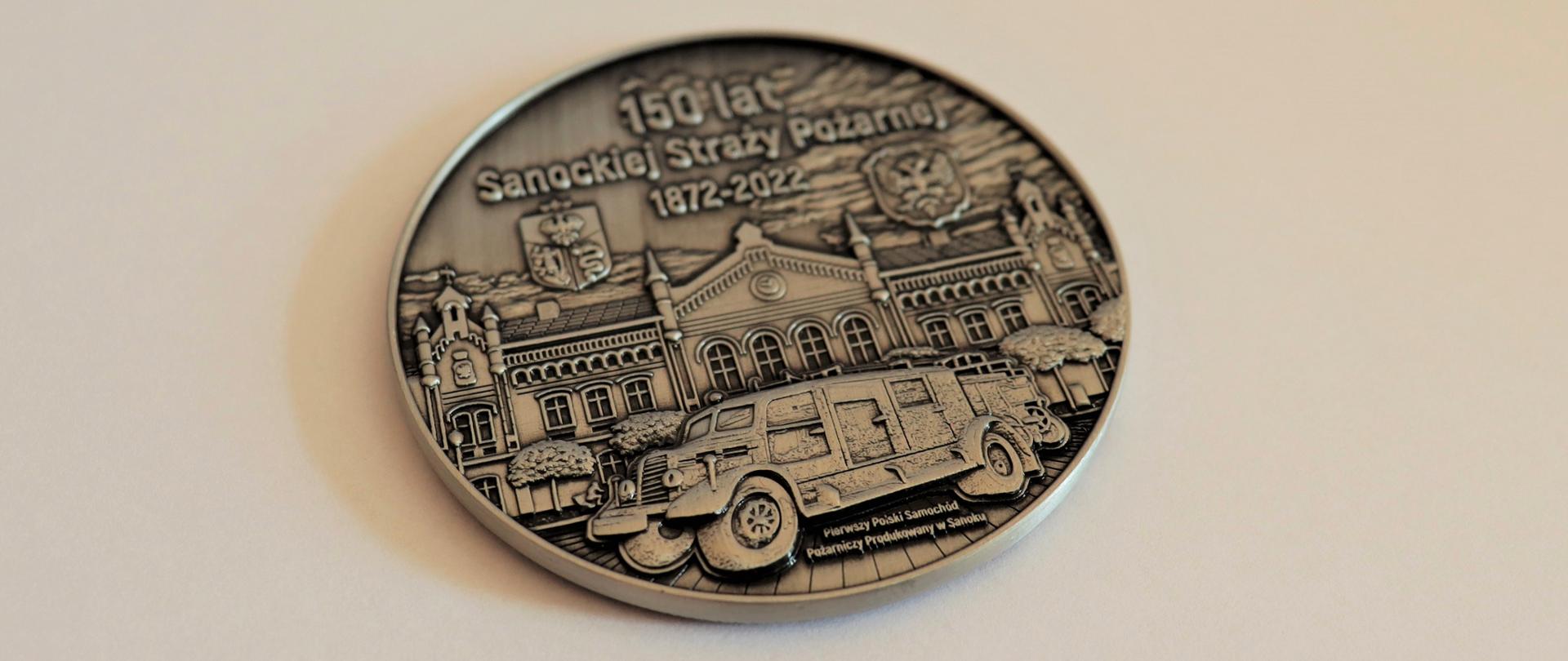 Zdjęcie przedstawia pamiątkowy medal z okazji uroczystości. 