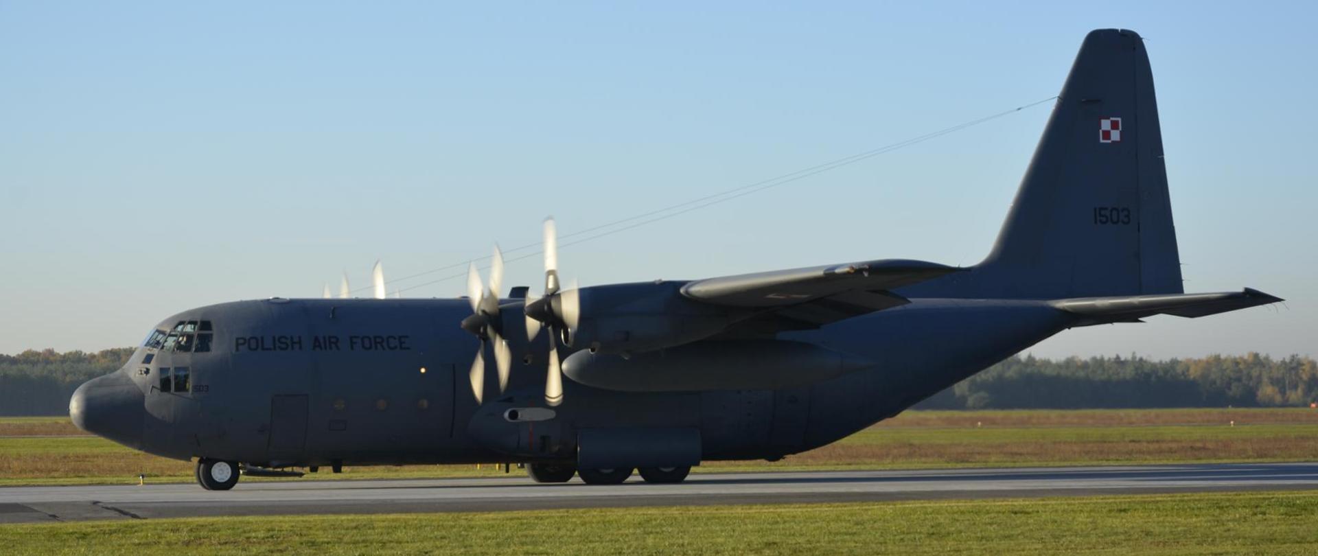 Duży samolot w szarym kolorze