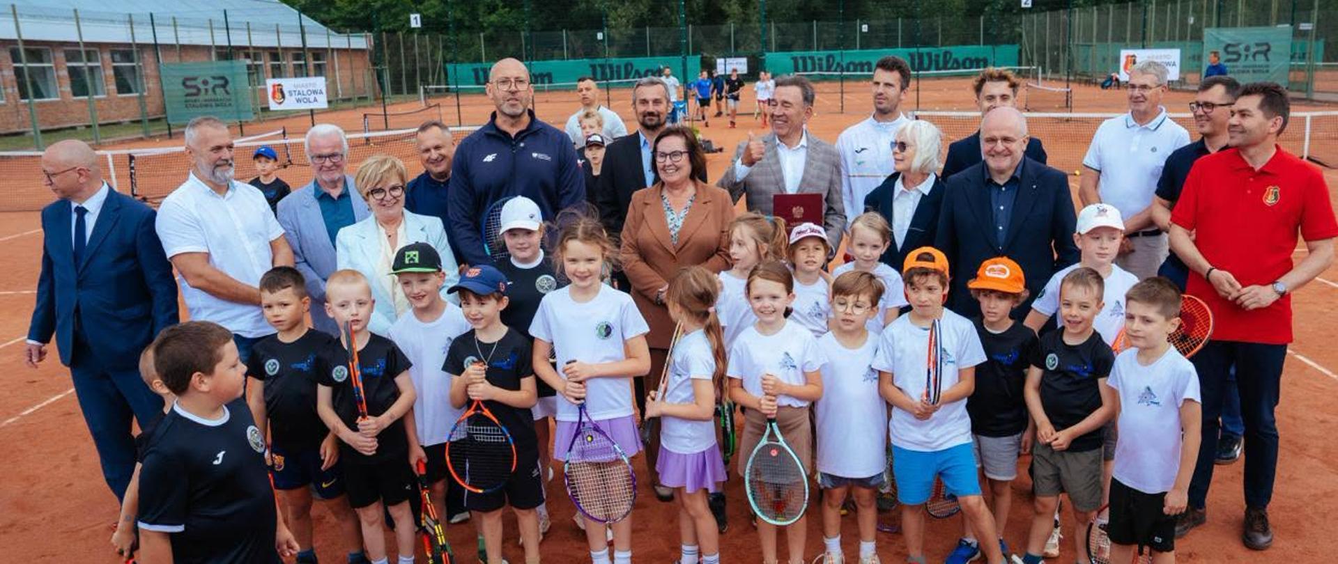 Zdjęcie przedstawia grupę osób na korcie tenisowym w Stalowej Woli