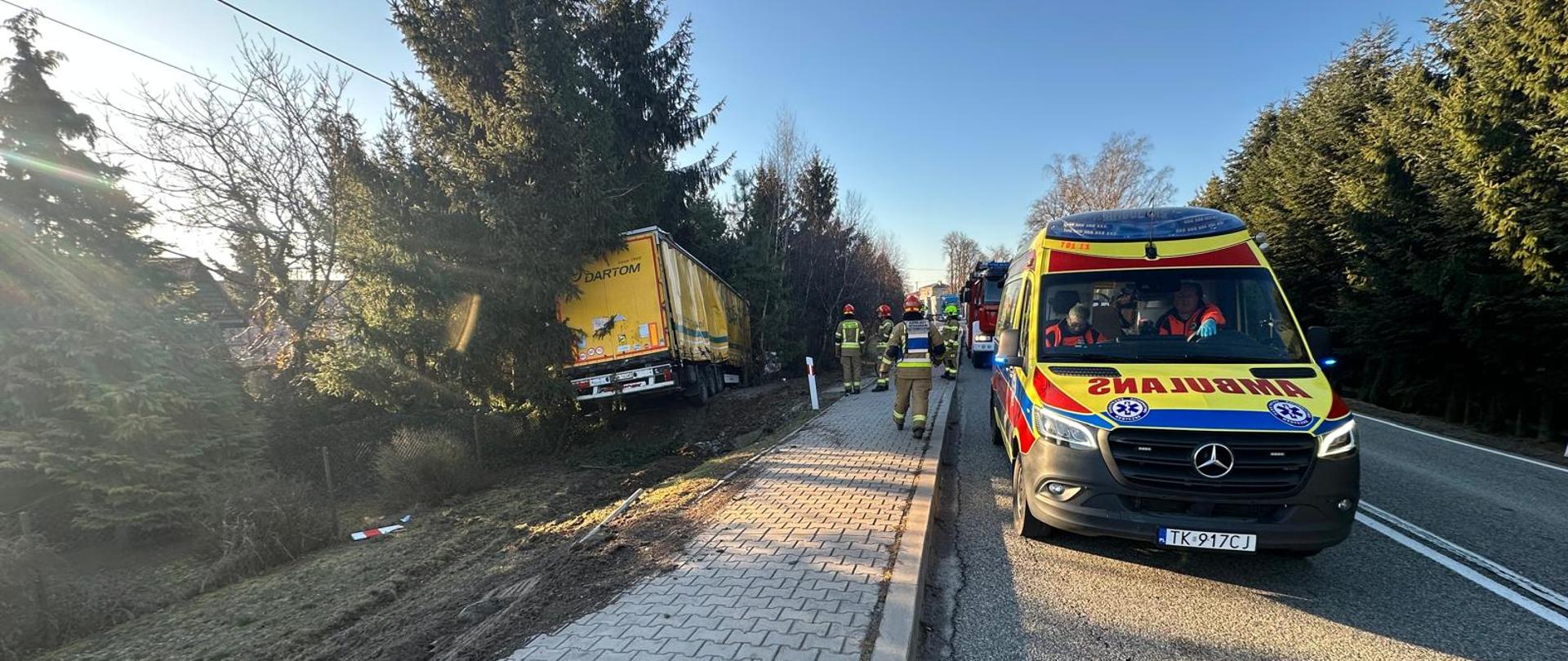 Wypadek samochodu ciężarowego na DK 79 w miejscowości Łukawa 