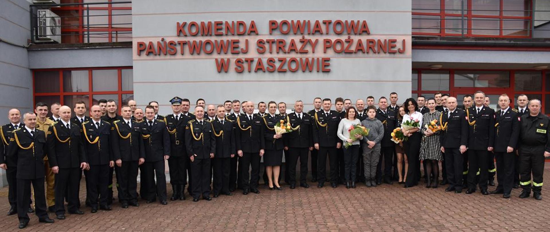 Pracownicy i funkcjonariusze KP PSP Staszów na pożegnaniu emeryta st.ogn Zbigniewa Kruzla 