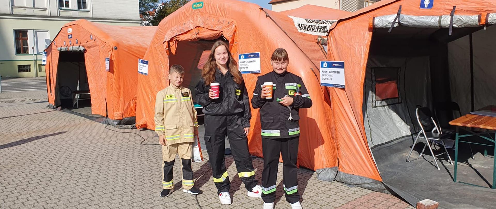 Mobilne Punkt Szczepień organizowany przez Ochotniczą Straż Pożarną w Łanach - namioty pneumatyczne. 