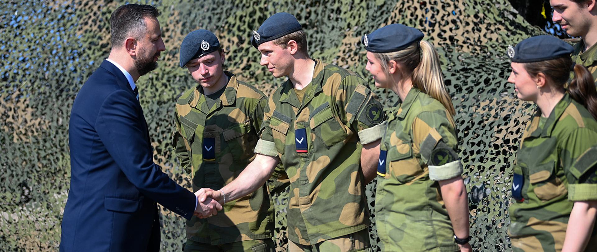 26 marca 2025 r. w Jasionce pod Rzeszowem, Władysław Kosiniak – Kamysz wicepremier, minister obrony narodowej odwiedził polskich i norweskich żołnierzy służących w POLLOG HUB. Fot. st. kpr. Wojciech Król/MON