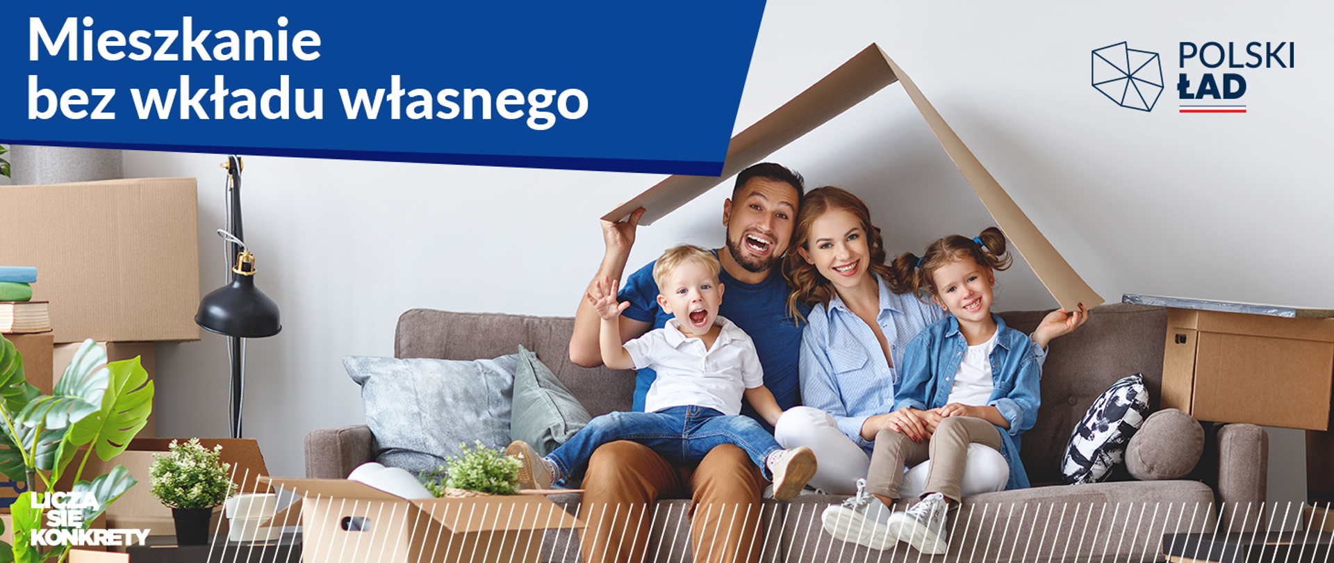 Rodzina na kanapie, trzymają nad sobą karton udający dach domu.