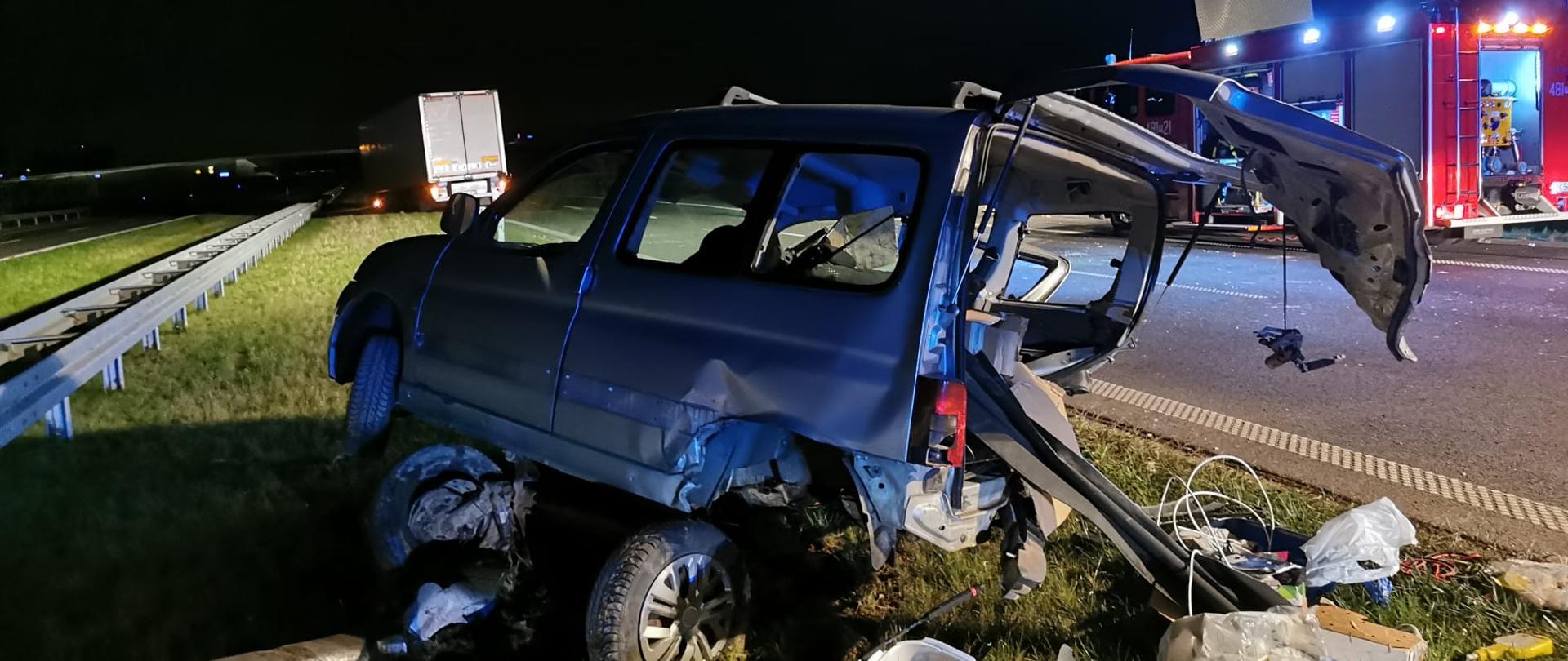 DWA GROŹNE WYPADKI NA DRODZE S5. Na zdjęciu widać rozbity samochód osobowy, w tle samochód pożarniczy i samochód ciężarowy.