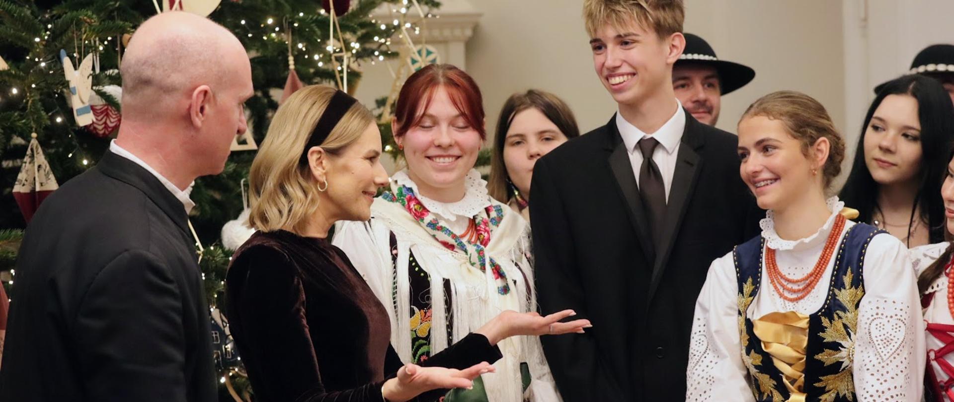 Na zdjęciu Pani Prezydentowa Marta Nawrocka, Marek Król-Józaga Dyrektor PLSP im. A. Kenara w Zakopanem, Zuzanna Rumian - uczennica kl. 5B, Zofia Sakrajda - uczennica kl. 3B, Bartłomiej Mikołajczyk-Skóbel - uczeń kl. 1A, Zuzanna Balcerzak - uczennica kl. 3A, Alicja Baj - uczennica kl. 2A i pan Bartłomiej Marduła nauczyciel lutnictwa art.
Fotografia została wykonana 6 grudnia 2025 r. w Pałacu Prezydenckim, podczas spotkania uczniów i nauczycieli z Panią Prezydentową.