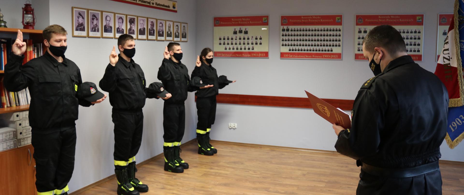 Wygłaszana rota ślubowania przez strażaków.