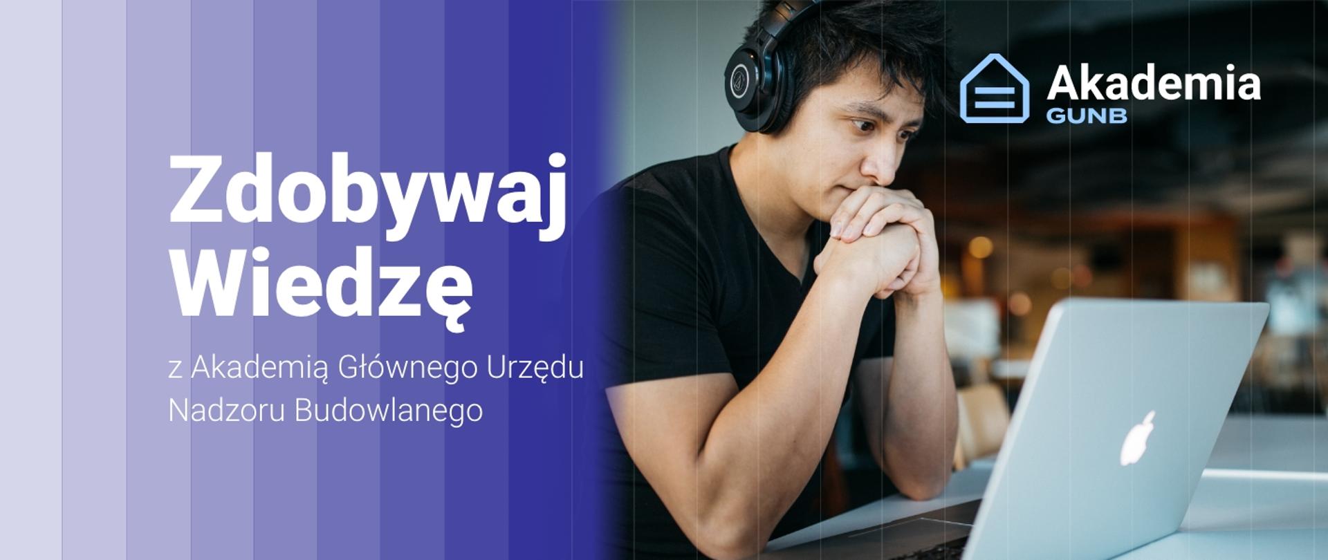Osoba w słuchawkach przed laptopem, obok napis „Zdobywaj Wiedzę z Akademią Głównego Urzędu Nadzoru Budowlanego” i logo Akademii GUNB.