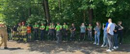 Zdjęcie grupowe - pracownicy firmy i strażacy biorący udział w ćwiczeniach. 