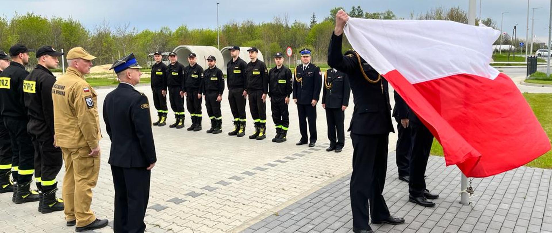 Na zdjęciu Funkcjonariusze Komendy Powiatowej Państwowej Straży Pożarnej w Świeciu podczas uroczystej zmiany służby z okazji Dnia Flagi Państwowej Rzeczpospolitej Polskiej.