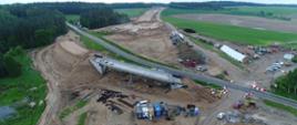Zdjęcie przedstawia budowę drogi ekspresowej S5 na odcinku Ornowo-Wirwajdy. Na zdjęciu widoczne jest zaplecze budowy oraz powstający wiadukt w ciągu drogi krajowej nr 16.